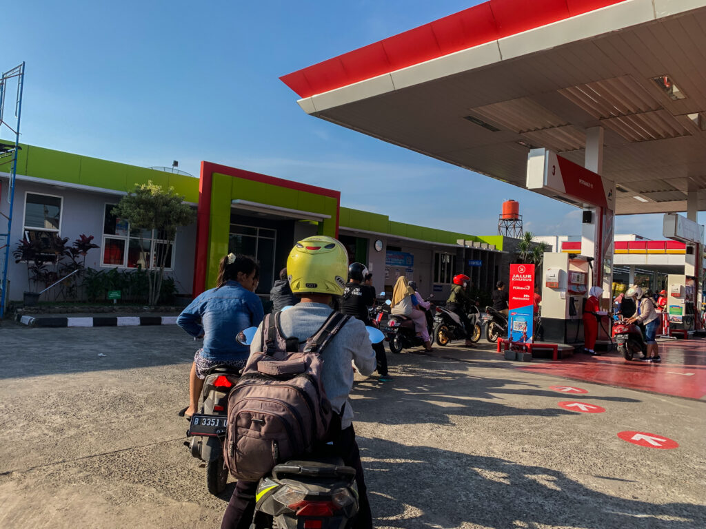 Why Do So Many People Choose Private Fuel Stations Despite Higher Prices?